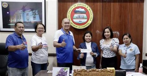 Displaced OFWs in NegOcc town get livelihood aid from OWWA.